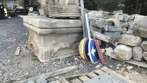 Dos fragmentos del Obelisco yac&iacute;an a la intemperie sin ning&uacute;n cuidado durante las obras de los dep&oacute;sitos de Pignatelli reconvertidos en la actualidad en parque, como si fueran escombros inservibles. 11-04-2022. Mar&iacute;a Pilar Gonzalo Vidao