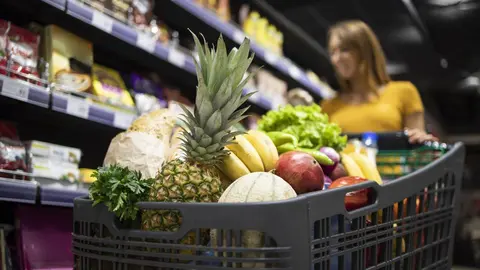 Una mujer haciendo la compra en un supermercado