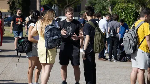 j&oacute;venes hablando