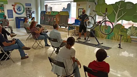 Taller de reparaci&oacute;n de bicicletas en 'La calle indiscreta'. Fotograf&iacute;a: Gobierno de Arag&oacute;n.