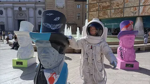 El astronauta se apoya en una cabeza de Goya