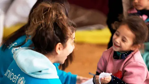 Voluntarios de Unicef con ni&ntilde;os