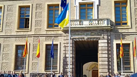 El Pignatelli ha acogido este martes un acto en el que se han izado juntas las banderas ucraniana y europea