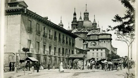 Casas del Puente, donde ten&iacute;a su sede el Ayuntamiento, y paseo del Ebro, con la Casa de Infantes y la catedral del Pilar al fondo. Ca. 1900. Archivo Guillermo Allanegui