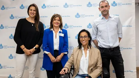 De izquierda a derecha, la concejala de Deportes del Ayuntamiento de Zaragoza, Cristina Garc&iacute;a; la gerente del HSJD; la nadadora paral&iacute;mpica y embajadora del evento, Teresa Perales y el fundador de la I Cicloturista Solidaria, Jos&eacute; Antonio Adiego. Fotograf&iacute;a: HSJD.