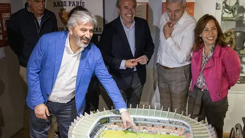 Nayim se&ntilde;ala su jugador en la maqueta de Evelio