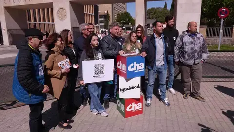 Foto de familia a las puertas del Campus San Francisco
