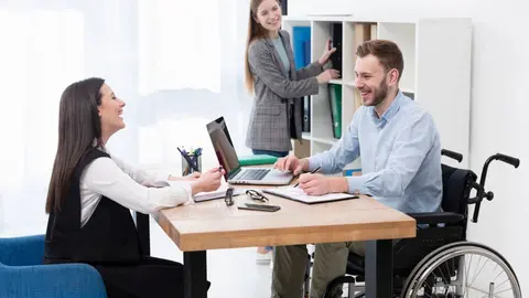Una persona discapacitada en su puesto de trabajo