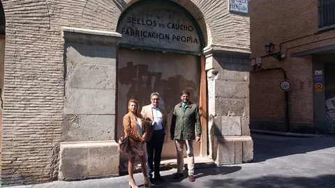 Foto en la fachada del palacio de Fuenclara
