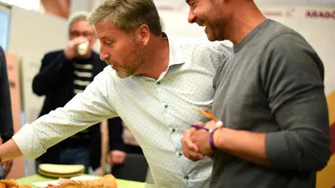 Soro y Bernal eligen qu&eacute; comer en una mesa llena de alimentos