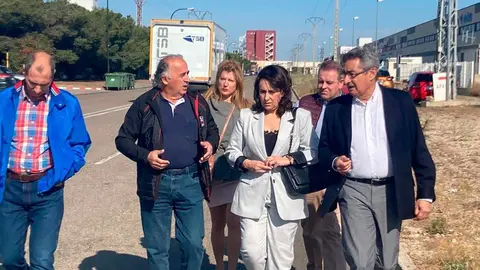 Varias personas acompa&ntilde;an a Julio Calvo en su visita al pol&iacute;gono 