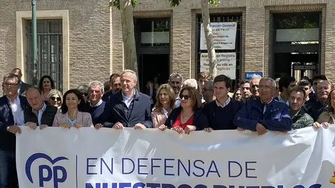 Azc&oacute;n junto a otros alcaldes del PP protestan por la falta de ayudas al campo aragon&eacute;s