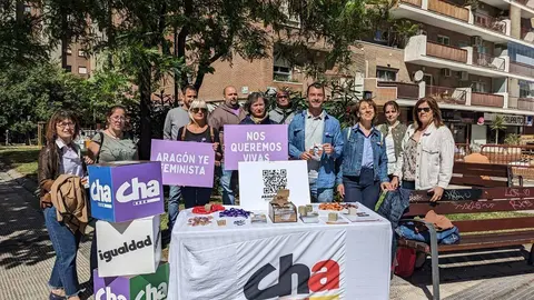 Mesa informativa de CHA con foto de familia