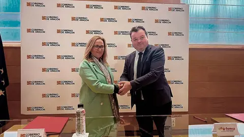 La consejera Mayte P&eacute;rez y el presidente de la FAMCP, Luis Zubieta, tras la firma de los convenios