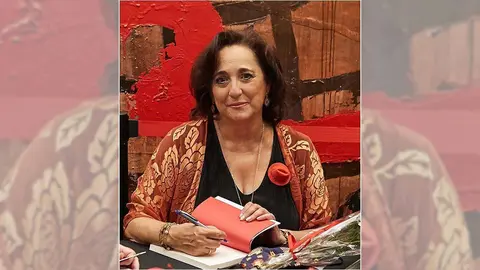 La periodista y escritora Ana Rioja en una de sus firmas de libros