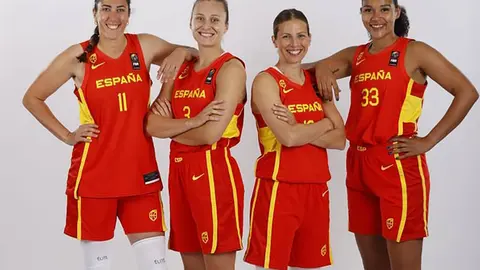 Vega Gimeno junto a sus compa&ntilde;eras de Selecci&oacute;n. Fotograf&iacute;a: FEB.