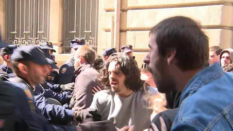 Los polic&iacute;as han cargado contra los manifestantes de la PAH
