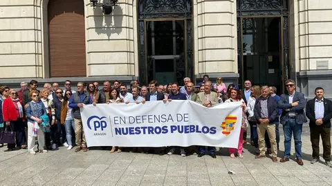 El presidente del Partido Popular de Zaragoza, Ram&oacute;n Celma, a las puertas de la DPZ, acompa&ntilde;ado de alcaldes, candidatos y concejales de municipios de la capital aragonesa