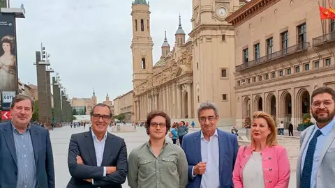 Los miembros de Vox Zaragoza junto a Jos&eacute; Mar&iacute;a Figaredo
