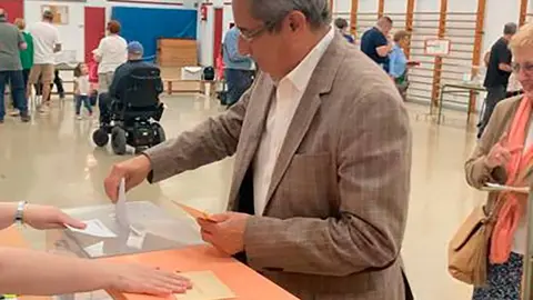 Julio Calvo vota en las elecciones del 28 de mayo