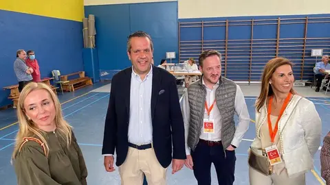El candidato de Ciudadanos-T&uacute; Arag&oacute;n a la Presidencia del Gobierno de Arag&oacute;n, Carlos Ortas, ha acudido al IES Ram&oacute;n y Cajal de Huesca para ejercer su derecho a voto. Fotograf&iacute;a: CS-T&uacute; Arag&oacute;n.