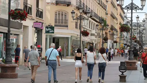 Gente paseando por una calle de Zaragoza