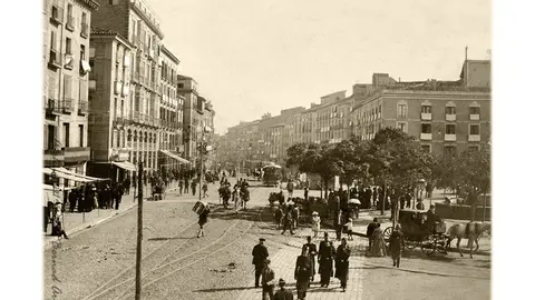 Plaza de la Constituci&oacute;n, hoy de Espa&ntilde;a, desde el edificio de la sastrer&iacute;a La Villa de Par&iacute;s, con la farmacia R&iacute;os a la izquierda y el Gran Hotel de Europa al fondo. Ca. 1900. Archivo Mar&iacute;a Pilar Bernad Arilla