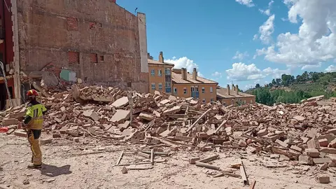 Entre el intento de apuntalar la estructura y el derrumbe han pasado pocos minutos | Foto: 112 Arag&oacute;n