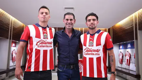 &Oacute;scar Whalley posa como nuevo jugador del Chivas junto a Fernando Hierro, director deportivo, y Ricardo Mart&iacute;n, otro fichaje. Fotograf&iacute;a: Chivas.