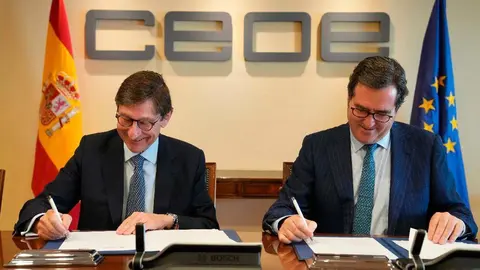 El presidente de CaixaBank, Jos&eacute; Ignacio Goirigolzarri, y el presidente de CEOE, Antonio Garamendi, durante la firma