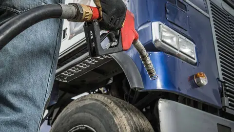 Transportista repostando combustible