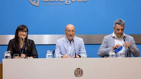 De izquierda a derecha, Mar&iacute;a Frago, F&eacute;lix Brocate y Miguel Gil. Fotograf&iacute;a: Ayuntamiento de Zaragoza.