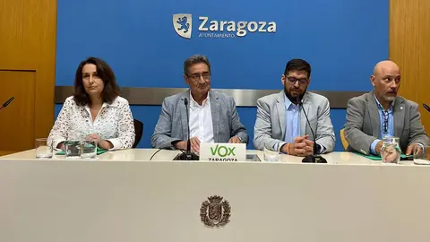 Los cuatro ediles de Vox en Zaragoza: Eva Torres, Julio Calvo, Armando Mart&iacute;nez y David Torres