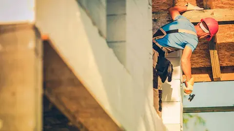 obrero en edificio trabajando