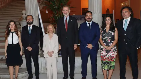 El Rey con familiares de Alberto Jim&eacute;nez-Becerril