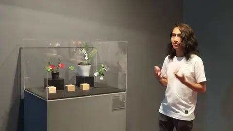 Cekouat Le&oacute;n junto a una de sus obras de origami