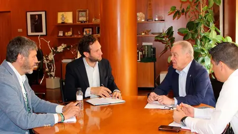 Isaac Claver y Miguel Gracia se reunieron para formalizar el traspaso de poderes | Foto: DPH