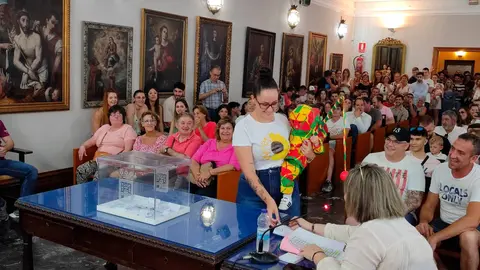 El n&uacute;mero agraciado, el 75, ha sido sacado de la urna por el nuevo alcalde de Tarazona, Pedro Antonio Jaray