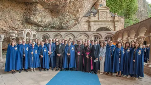 Este a&ntilde;o se han unido diecis&eacute;is Caballeros, nueve Damas y un Infante de la Real Hermandad en el Claustro del Real Monasterio