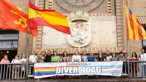 El Ayuntamiento de Zaragoza luce la bandera en el D&iacute;a del Orgullo bajo el lema "Zaragoza es diversidad". Foto: Miguel. G. Garc&iacute;a.