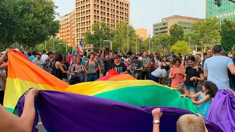 Un grupo de personas mantea la bandera arco&iacute;ris