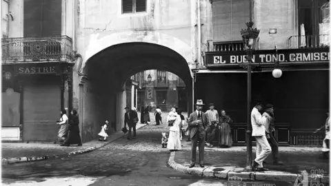 Arco de San Roque, de tipo escarzano, en la calle del Coso dando paso a la plaza de San Roque y calle de la Morer&iacute;a, ca. 1920. Archivo Ruiz Vernacci, IPCE, MCD