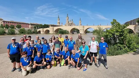 Los Andarines de Arag&oacute;n han sido los primeros en escuchar "Remontando el Ebro" desde el puente de San L&aacute;zaro