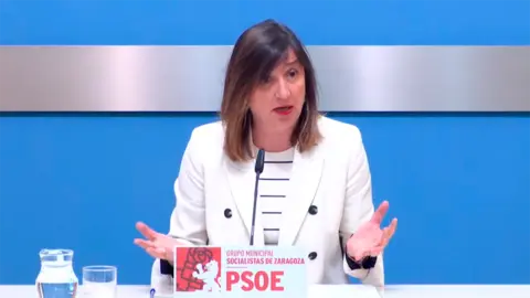 La portavoz del PSOE en el Ayuntamiento de Zaragoza, Lola Ranera, durante una rueda de prensa