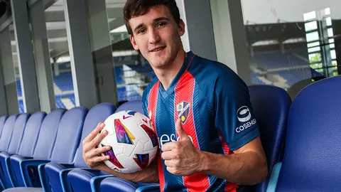 Iker Kortajarena llega desde el filial de la Real Sociedad y firma por dos temporadas, hasta 2025. Fotograf&iacute;a: S.D. Huesca.