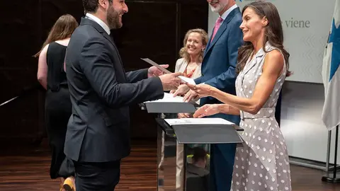 Los Reyes han sido los encargados de entregar las becas de estudios de posgrado en el extranjero