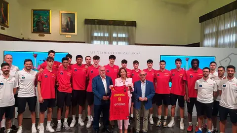 Jugadores y cuerpo t&eacute;cnico de la selecci&oacute;n espa&ntilde;ola de baloncesto U16 junto a Natalia Chueca, F&eacute;lix Brocate y Jos&eacute; Miguel Sierra