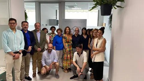 La alcaldesa de Zaragoza, Natalia Chueca, con la plantilla del Centro Municipal de Servicios Sociales de La Magdalena