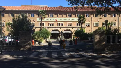 En concreto, se actuar&aacute; en la entrada principal de la Unidad, situada en la calle de Fray Juli&aacute;n Gar&aacute;s, que sirve de acceso para veh&iacute;culos privados, taxis y ambulancias. Fotograf&iacute;a: Yolanda Taranc&oacute;n.