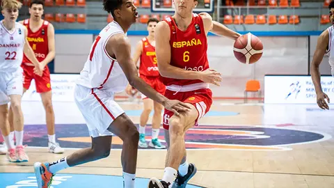 Tanto Aday Mara como Lucas Langarita est&aacute;n siendo unos fijos en los planes de Javi Zamora. Fotograf&iacute;a: FIBA.